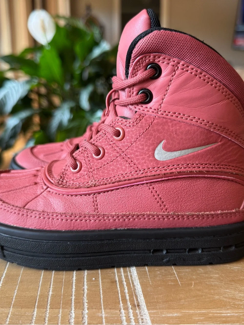 Nike Woodside 2 High ACG Girl’s Duck/Winter Boots Redwood/Black Size 11C